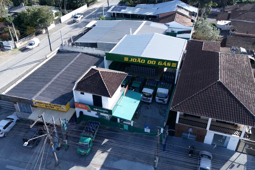 Vista aérea da sede do Disk João do Gás na Rua Adolfo da Veiga, no Itinga