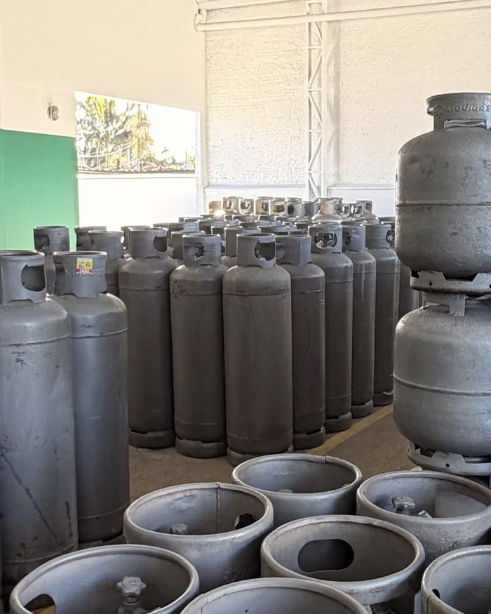 Cilindros de gás P45 enfileirados no estoque do Disk João do Gás